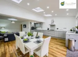 LOW rate SPECIAL DEAL for a 3 Bedroom house with 2 Baths- near Coventry Community Centre and War Memorial Park with Parking and FREE unlimited Wi-fi - ARC