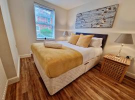 Stunning Luxury Serviced Apartment next to City Centre with Free Parking - Contractors & Relocators: Coventry'de bir daire