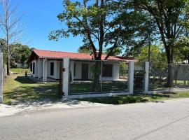 Amplia Casa en Paquera, alquiler vacacional en Paquera