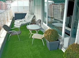 Liège centre Médiacité appartement possible parking terrasse immense 8ème pour 2 personnes, hôtel à Liège