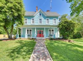 Historic Home with Yard Near High Point University, holiday home in High Point