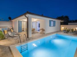 Spacious holiday house in Istria, allotjament a la platja a Peroj