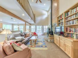 Scenic Riverside Cabin with Multi-Level Deck and Grill, ξενοδοχείο κοντά σε Ski Apache, Ruidoso