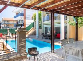 Enchanting Villa with Backyard in Cesme near Beach, apartman u gradu 'Alacati'