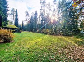 Bungalow direkt am See, mit eigenem Boot, hotel dengan parkir di Roding