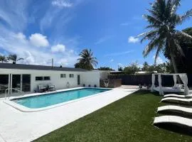 Resort Style 3bdr with heated large Pool very close to Beach and Pier