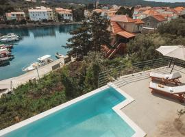 SOL luxury residence near the beach with shared heated pool, hotel em Božava