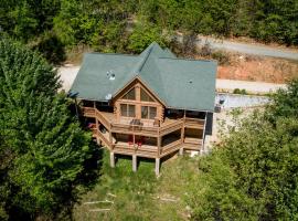 Quiet Haven Mountain Top Cabin - 3 Bedroom Cabin with Breathtaking Views, hotel with parking in Topton