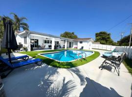 Luxurious & Modern Open Floor Plan Heated Pool Villa, orlofshús/-íbúð í Hollywood