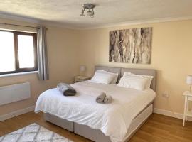 On Site Stays - Cosy ground floor 2 bed with Wifi and lots of Parking, feriebolig i Colchester