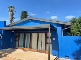 Blue Haven Guesthouse, rum i privatbostad i Polokwane