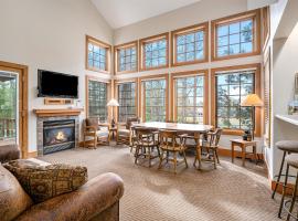 Boyne Mountain Getaway, Unit A, apartemen di Boyne Falls