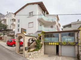Apartments and rooms by the sea Nemira, Omis - 2781: Omiš şehrinde bir otel