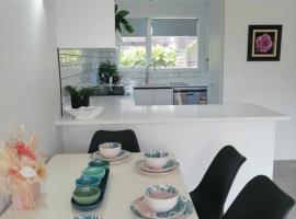 Centre Takapuna 2 Beds & Garage & Netflix, hotel en Auckland