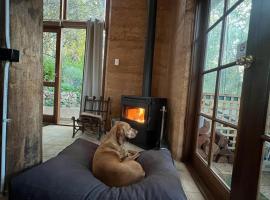 Mountolive Studio - dog friendly, отель в городе Hovea, рядом находится John Forrest National Park