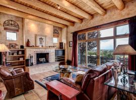 Cowboy Villa, 2 Bedrooms, Sleeps 4, Pool Access, Views, Fireplace, holiday home in Santa Fe