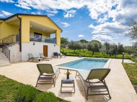 Family Villa Tai with Private Pool near Pula، فندق في Puntera
