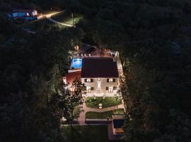 Villa PORTUM - Where Serenity & Comfort meet, Luxurious Woodland Retreat with Private Heated Pool & Amenities, hotel i VeliGolji