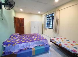 Cosy Homestay Ulu Tiram, hotel in Ulu Tiram