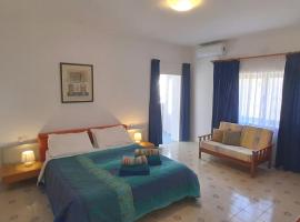 Villa Bronja Superior Airconditioned Studio apartment in Xlendi, hotel v destinaci Xlendi