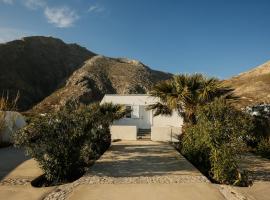 Thera cycladic house at Perissa , Santorini by MPS, hotel u gradu 'Perissa'