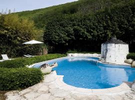 Les chambres du Roc, hotel with pools in Le Roc