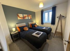 3 Bed Home Sleeps 6 - Long Stays - Contractors & Relocators with Parking, Garden & WiFi, vila v destinácii Milton Keynes