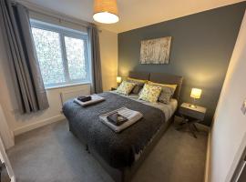 3 Bed Home Sleeps 6 - Long Stays - Contractors & Relocators with Parking, Garden & WiFi, vilă din Milton Keynes