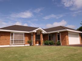 House Located at the centre of East Auckland walking to Botany Westfield Shopping Mall, cottage in Auckland