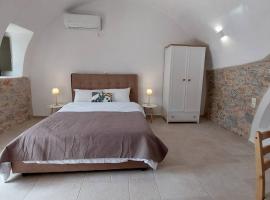 200 year old 'Kamara Suite' with private garden, hotel conveniente a Pyrgos Dirou