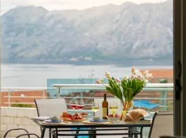 Nada's Ap with Pool and Sea View