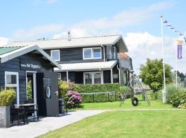 Het Toppunt groot vakantiehuis aan het water, mökki kohteessa Sneek