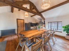 Luxury, newly renovated coach house with large private garden and hot tub, hotelli kohteessa Windermere
