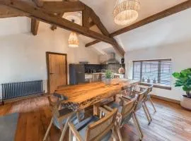 Luxury, newly renovated coach house with large private garden and hot tub