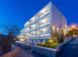 Hotel Rooms Roccia – hotel w mieście Novigrad