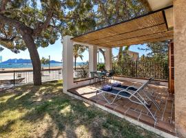 LA GOLA APARTMENT, First-line Beachfront, Newly Refurbished, hotel familiar en Puerto Pollensa