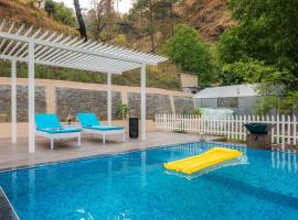 StayVista at Rolling Hills with Swimming Pool, villa à Tota Ām