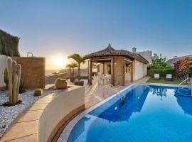 Magnifica Villa Happy Holidays con piscina en los Gigantes, hotel in Puerto de Santiago