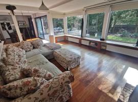 Spacious 3 Bedroom Family Oasis with Sauna, 20 min from Warsaw, ξενοδοχείο σε Piaseczno