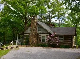 Bear Creek Cabin, Hot Tub, WIFI, Cozy Cabin Retreat in the Smokies Comfort & Fun for All