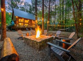 Hickory Bear - Cabin surrounded by pines, Sleeps 10, Hot Tub, Fire Pit, Arcade, Foosball Table & Deck Slide, hotel u gradu Broken Bou
