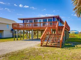 Breezy Dauphin Island Vacation Rental with Deck!, hótel á Dauphin Island