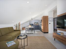 Oleander Urban Suites, high-speed internet, beach at 250, PET friendly, appartamento a Trogir