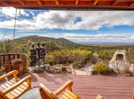 Sunlit Hills Art and Views, 3 Bedrooms, Sleeps 6, Hot Tub, Volleyball, WiFi, vilă din Santa Fe
