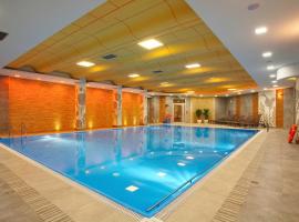 Perła Bieszczadów - Domki, hotel u gradu Čarna