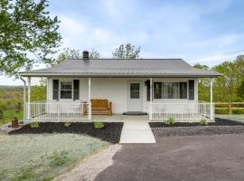 Cozy Kentucky Retreat - Deck, Near Ark Encounter!, rumah kotej di Dry Ridge