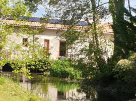 Le moulin de Clauzure - Périgord vert，Saint-Paul-Lizonne的附設泳池的飯店