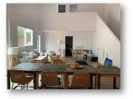 Gorgeous Beach Villla with AC pool, 300m2 from Playa Mitjorn and pool, hotel in Playa Migjorn