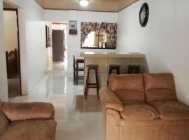 Central 3 Bedroom Quepos Home, מלון בקפוס