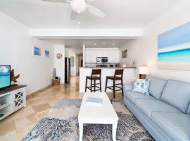 The Cottonwood House - Beach Villa: Providenciales şehrinde bir plaj oteli